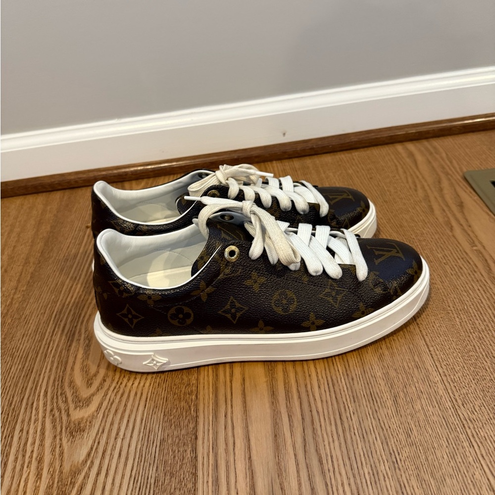 Like New Authentic Louis Vuitton Sneakers – Size 41